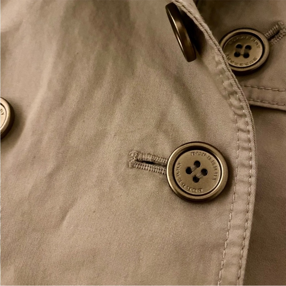 Burberry girl’s trench coat with detachable hood!! Beige /khaki color!! Size 5Y! - Picture 7 of 8